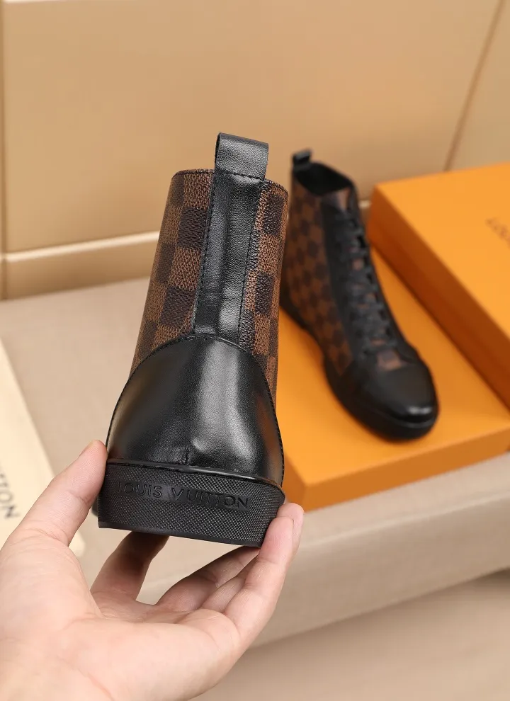 Factory price: 400💰【LV】Official website popular series 🇮🇹🇮🇹1:1 production, selected high-end imported cowhide, sheepskin lining with sheepskin pads, paired with Louis Vuitton Monogram Ecli men's shoes 💰se canvas and pure black rubber soles, the ultimate simple design perfectly interprets the latest inspiration for shoes, integrating classics and fashion. 🔍🔍High quality, worth having. The bottom car thread will never be unglued. Sellers are welcome to sell as shown in the picture above. We can send one piece on behalf of you. Number of yards: 38-44 (45 yards can be customized)